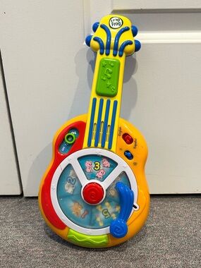 LeapFrog - Learn & Groove Bilingual (English & Spanish) Muscal Toy Guitar